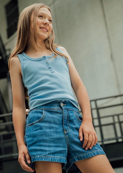 Camiseta azul claro con abertura en frente para niñas