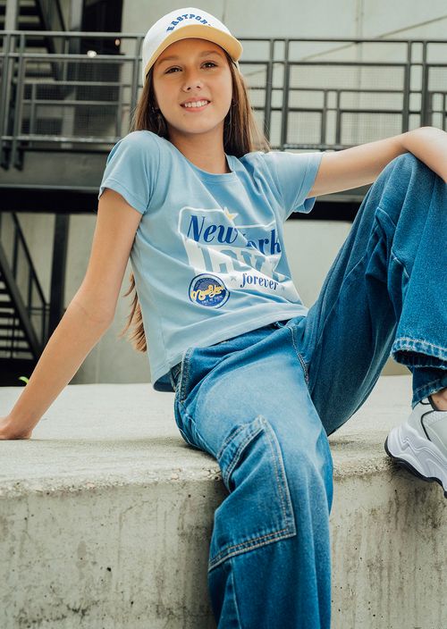 Camiseta azul claro con frente estampado para niñas