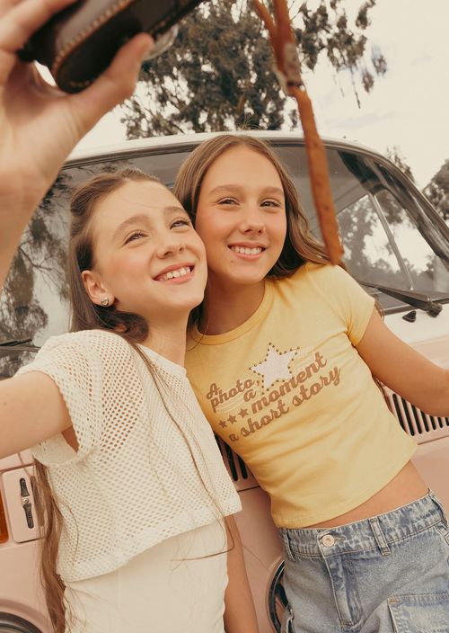 Camiseta crop mostaza estampada para niñas