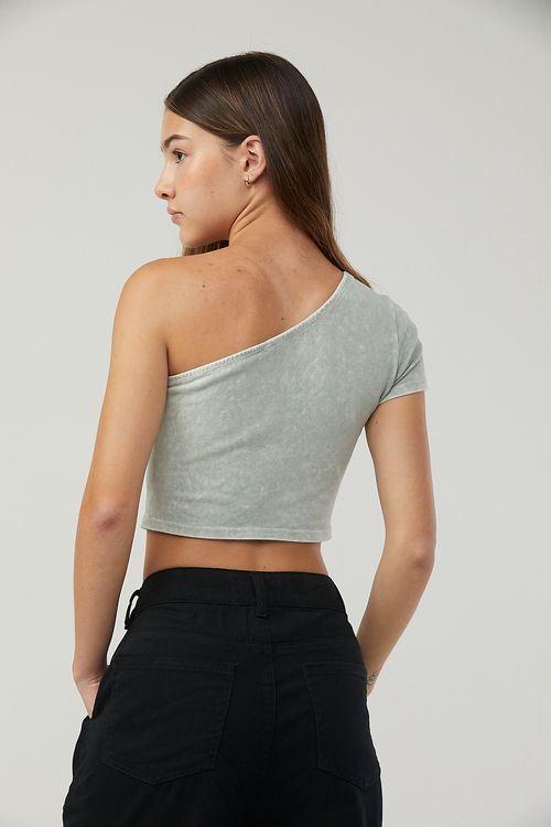 Camiseta pistacho con hombro descubierto para jóvenes