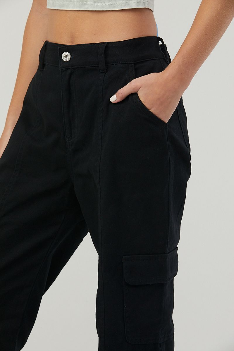 Jean cargo negro con bolsillos en costados para jóvenes yoyojeans