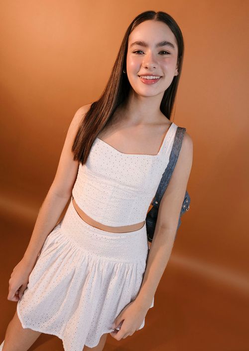 Conjunto blusa y falda en ojalillo para adolescentes
