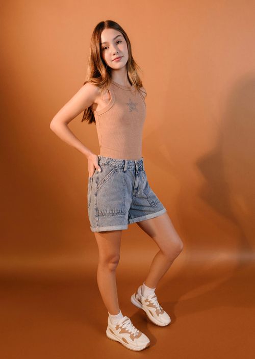 Short azul medio con bolsillos tipo parche para adolescentes