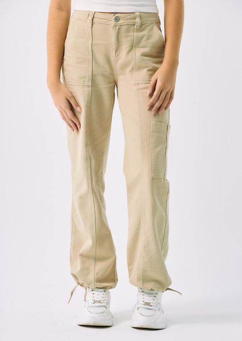 Pantalón cargo arena con ajuste en bota para jóvenes