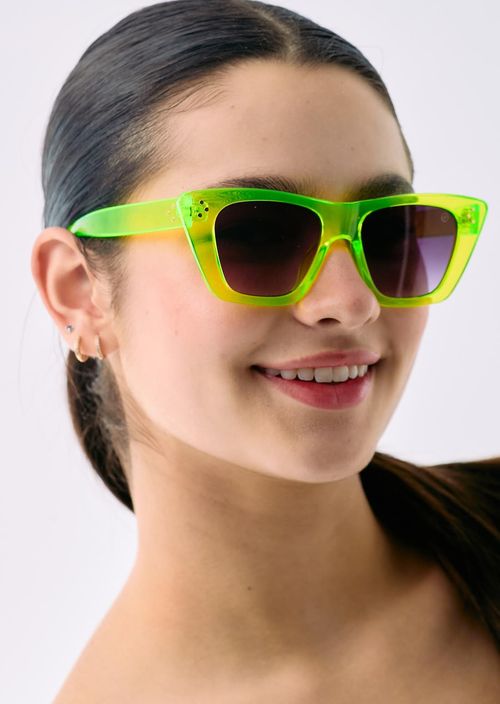 Gafas verdes de sol para adolescentes