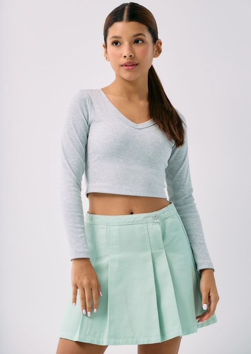 Camiseta gris con escote en V para jóvenes
