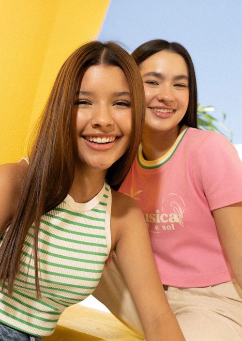 Camiseta verde a rayas para jóvenes