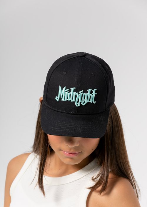 Gorra negra con bordados para jóvenes
