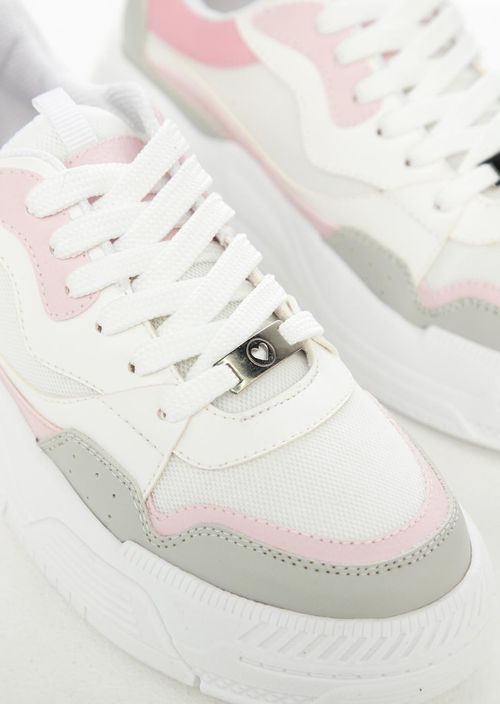 Tenis blancos con cortes para adolescentes