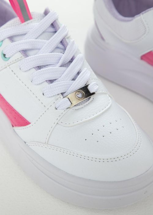 Tenis blancos con cortes para niñas