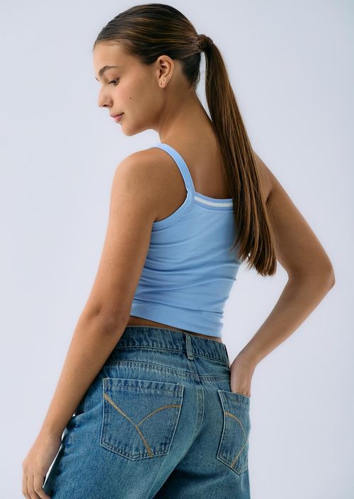 Camiseta azul claro rectilíneo en escote para jóvenes
