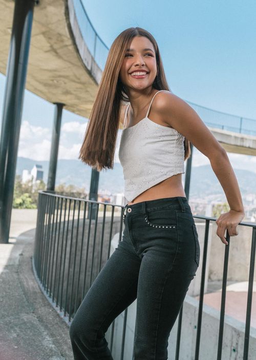 Jean tejano negro con apliques para jóvenes