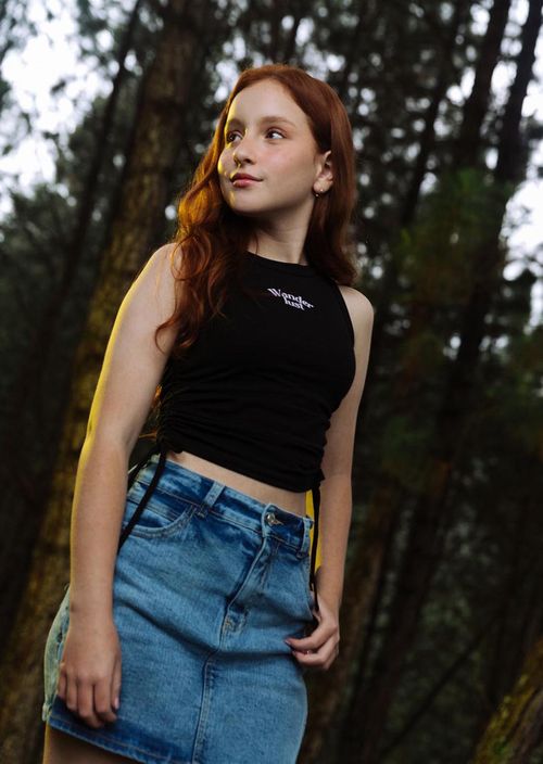 Camiseta negra con recogido en costados para jóvenes