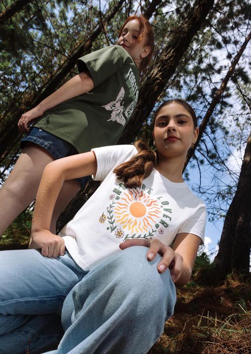 Camiseta marfil estampada en frente para jóvenes