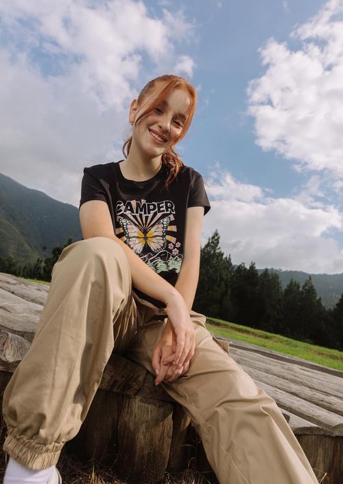 Camiseta negra estampada en frente para jóvenes