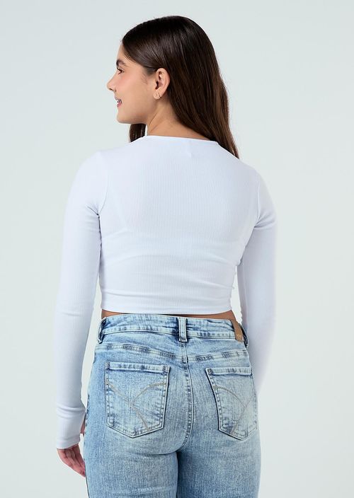 Camiseta blanca con abertura para jóvenes