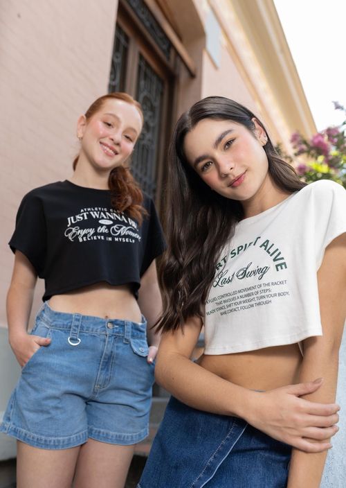 Camiseta marfil manga rodada para jóvenes