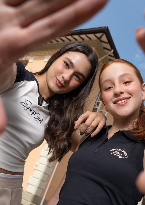 Camiseta marfil con contraste en mangas para jóvenes