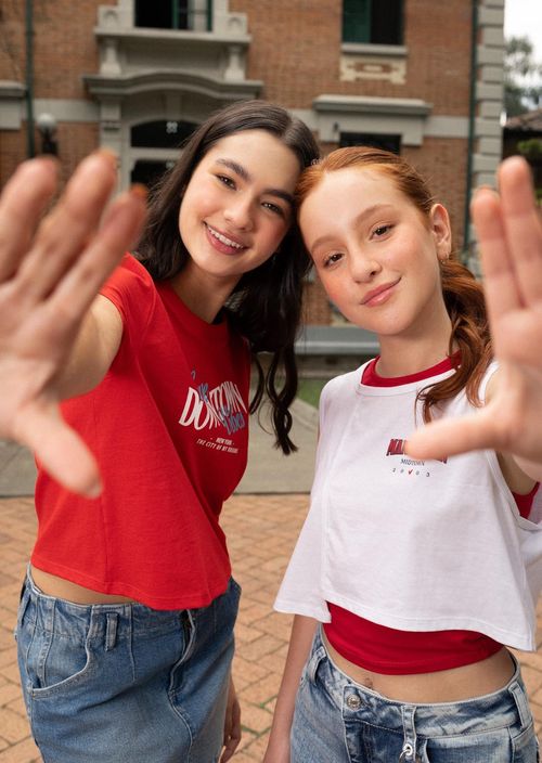 Camiseta roja estampada para jóvenes