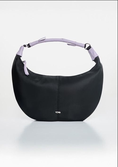 Bolso negro con charm