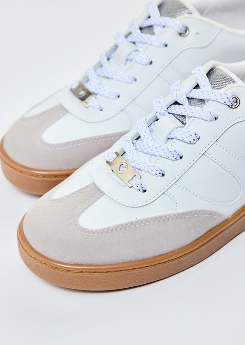 Tenis blancos con bigotera para jóvenes