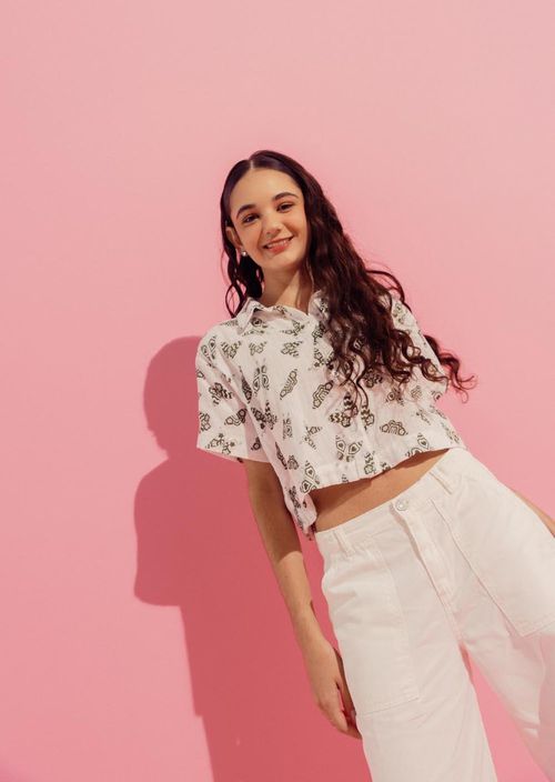 Blusa marfil full print de mariposas para jóvenes