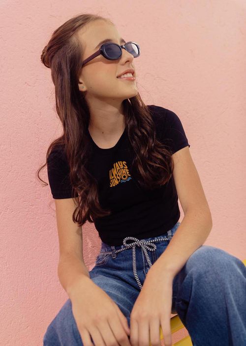 Camiseta negra frente estampado para jóvenes