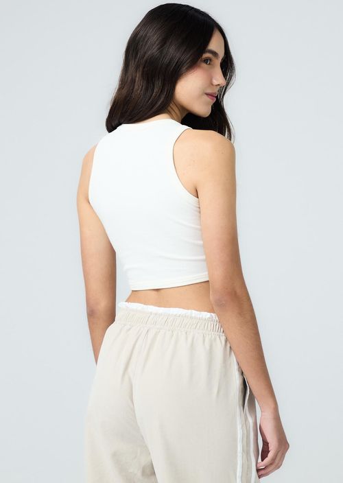 Camiseta marfil con pinzas decorativas para jóvenes