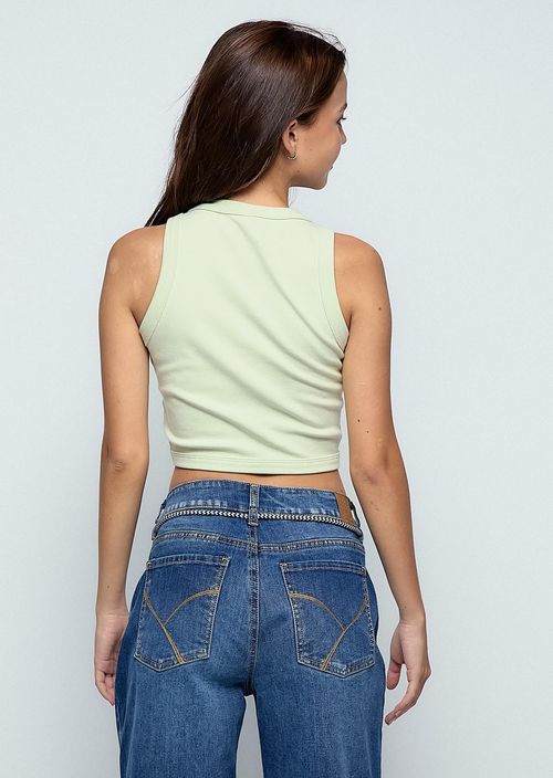 Camiseta menta con pinzas decorativas para jóvenes